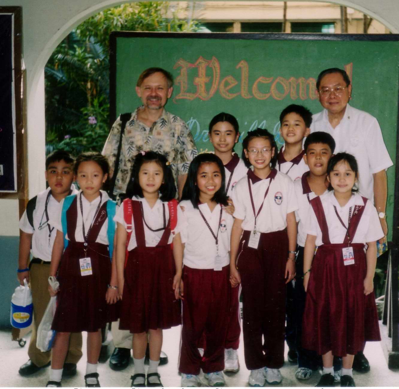 2005 02 16 Bill Philippines Grace School kids.jpg