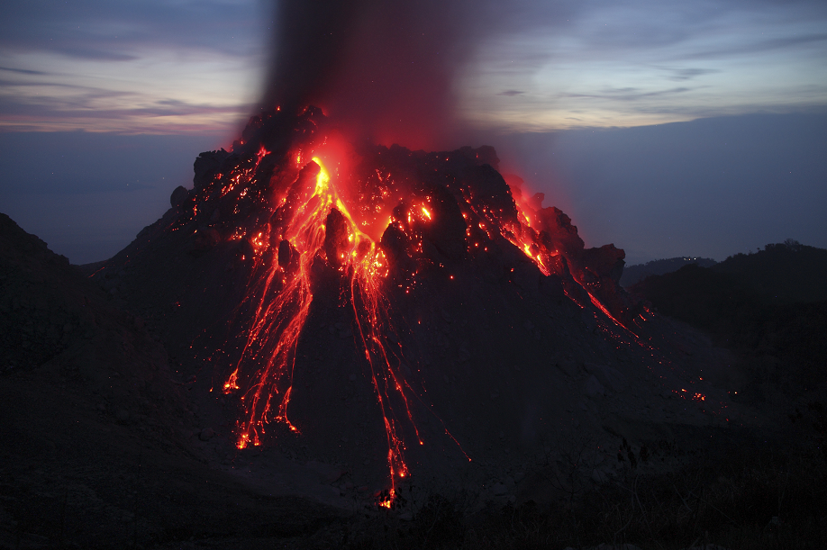 经历海啸和灰烬的轮番敲打，人类会恨上火山吗？