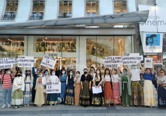 迪奥新款被指抄袭中国马面裙，留学生发起抗议为传统文化发声