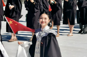 中国留学生国风穿搭亮相毕业典礼！汉服正在惊艳世界