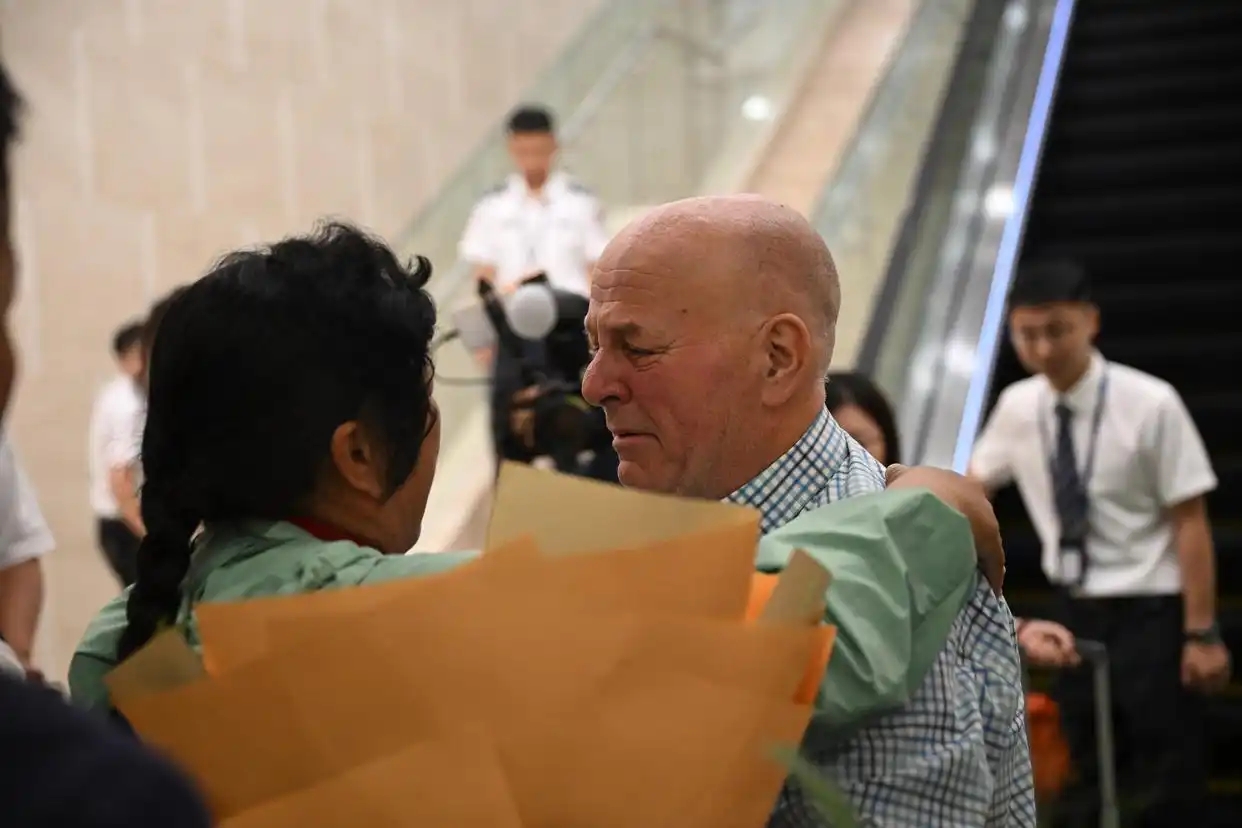 5000美元变5万棵树，这对“兄妹”27年后相拥，背后的故事让人感动......